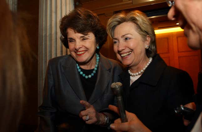 Feinstein und Hillary Clinton (während ihrer Amtszeit als New Yorker Senatorin) im Jahr 2005. 